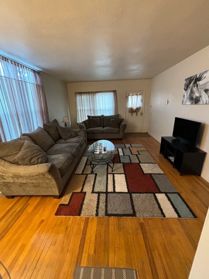 821 W Buffalo St #1 - Photo 4 of 9