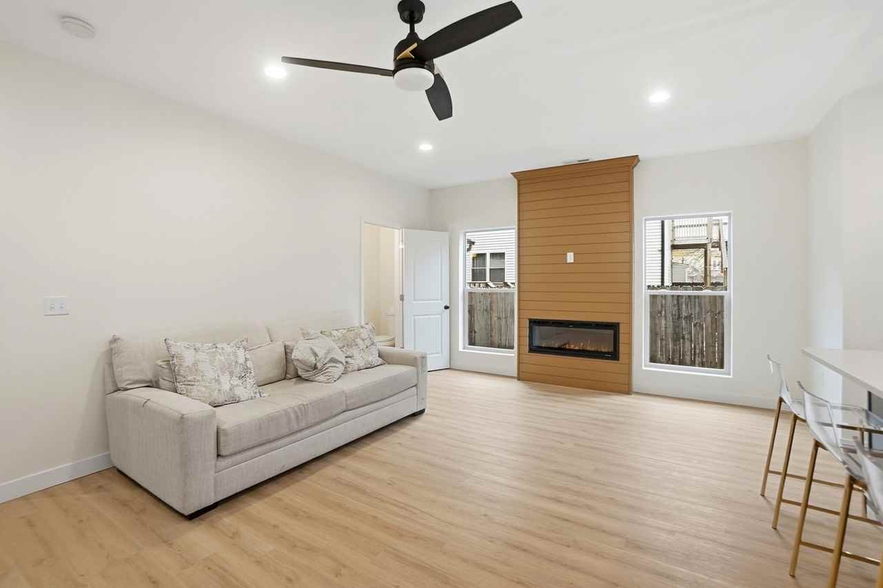 412 Saint Clair Ave - Photo 5 of 35