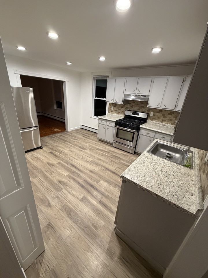 107 Ann St #1stFL - Photo 3 of 8