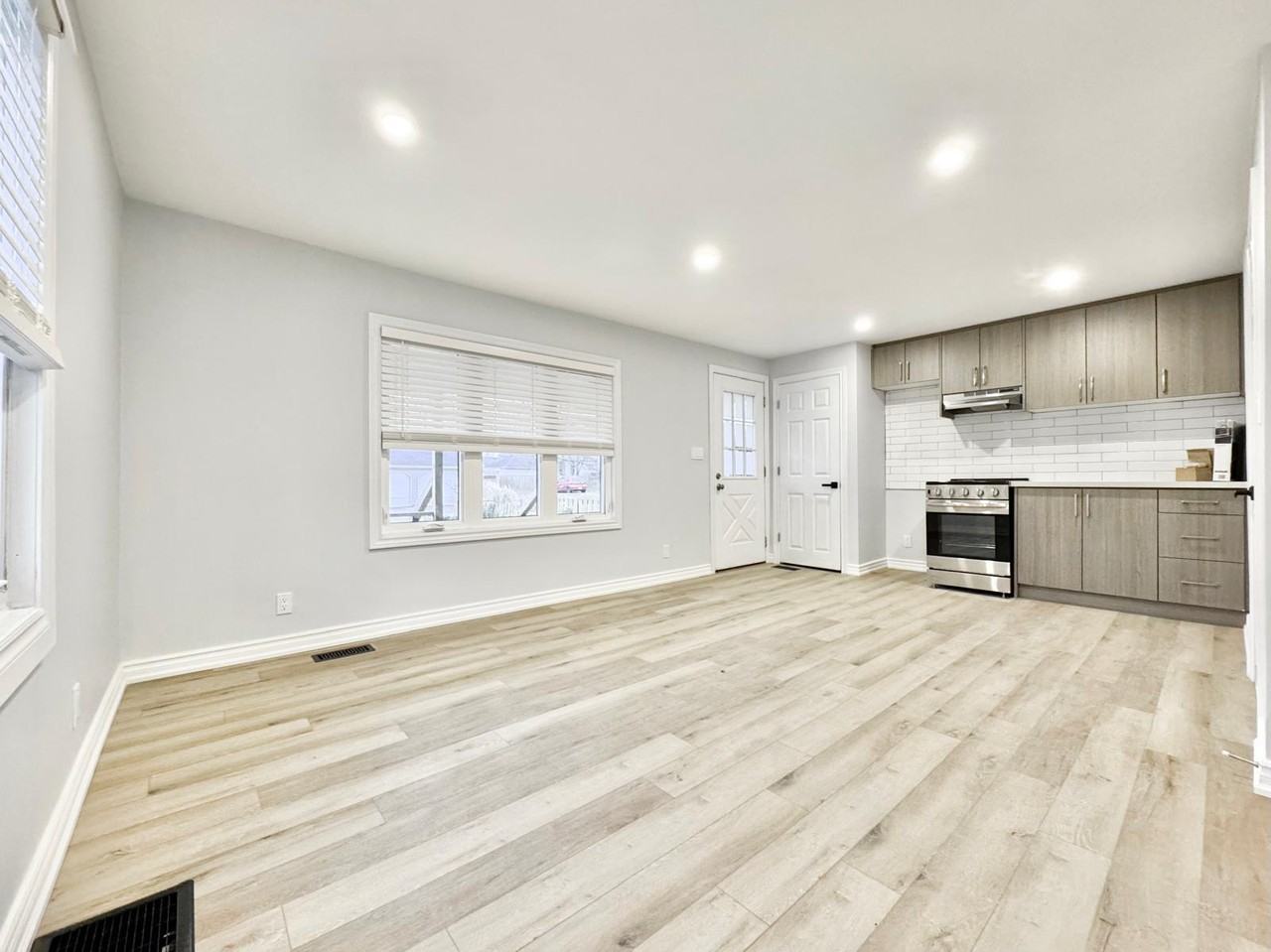 21 Colborne St Frnt - Photo 3 of 10