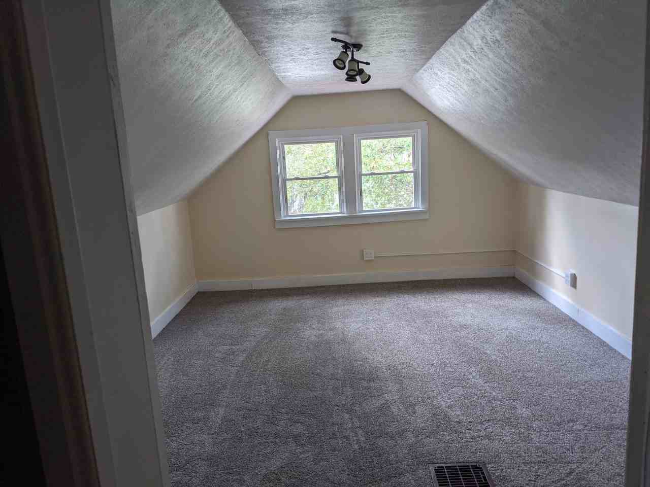 1265 W Clifton Blvd - Photo 5 of 15