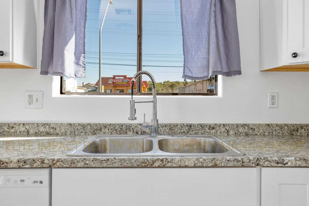 1462 W Saint Marys Rd #1 - Photo 6 of 26