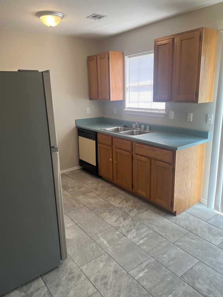 803 SE First ST (New) - Photo 3 of 8