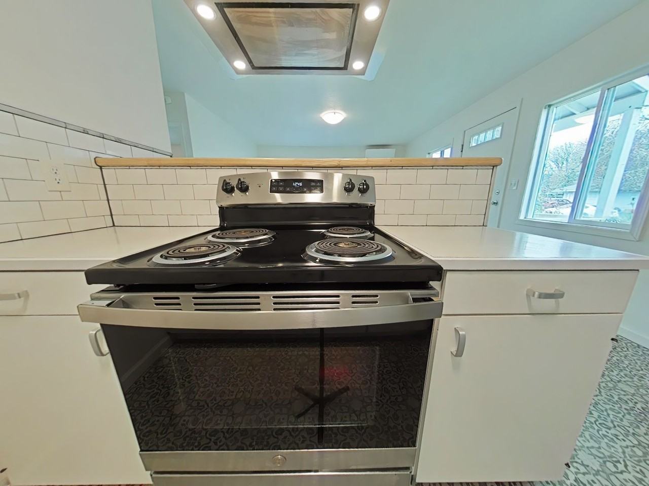 930 Nw Sequoia Ave - Photo 5 of 10