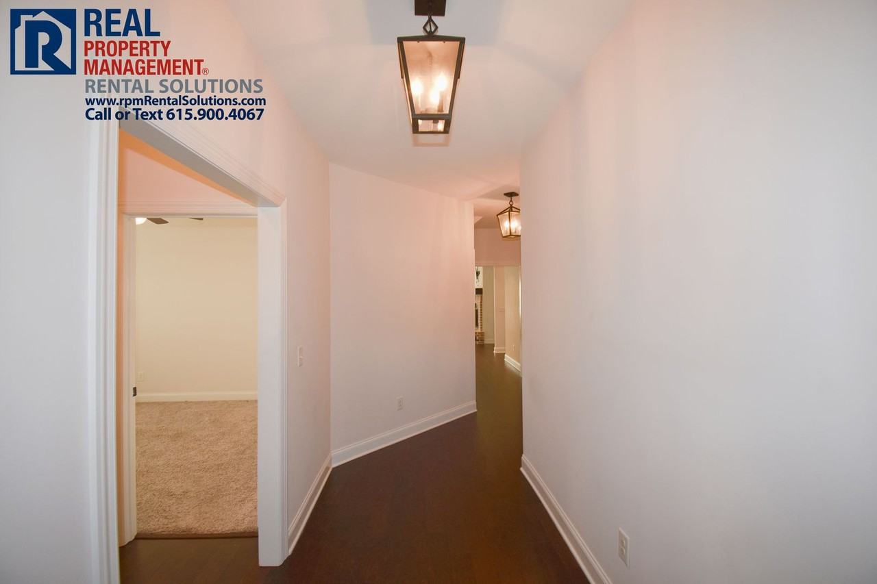 340 Rockcastle Dr - Photo 4 of 32