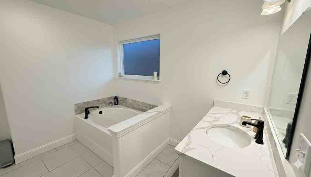 5909 Nw Hoover St - Photo 5 of 11