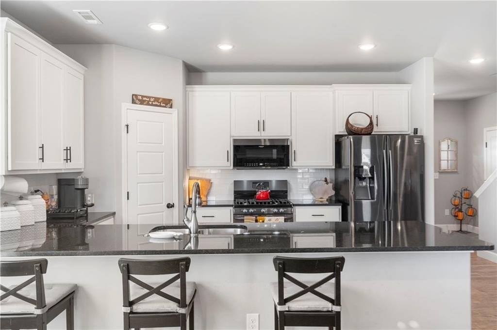 102 Manfield Ave - Photo 5 of 33