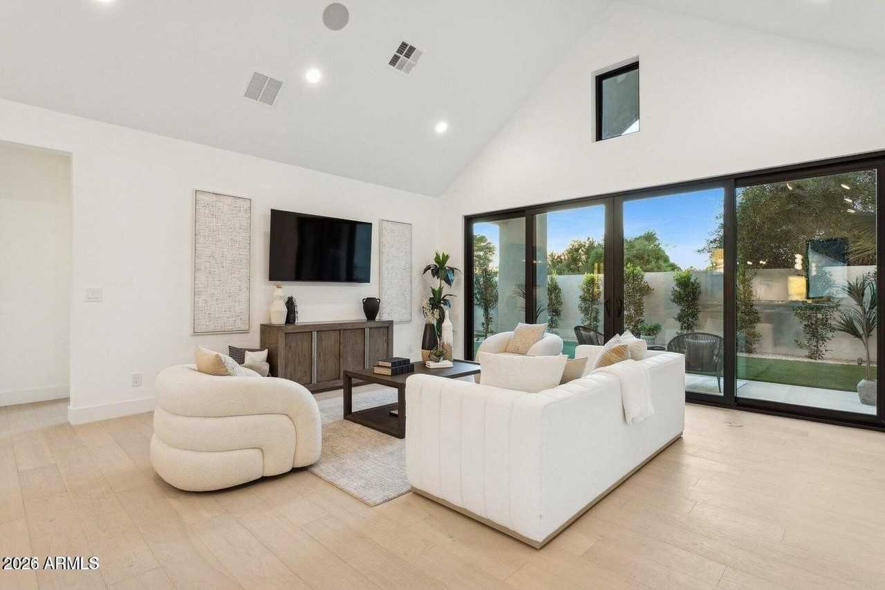 6330 N 10th Dr - Photo 7 of 37