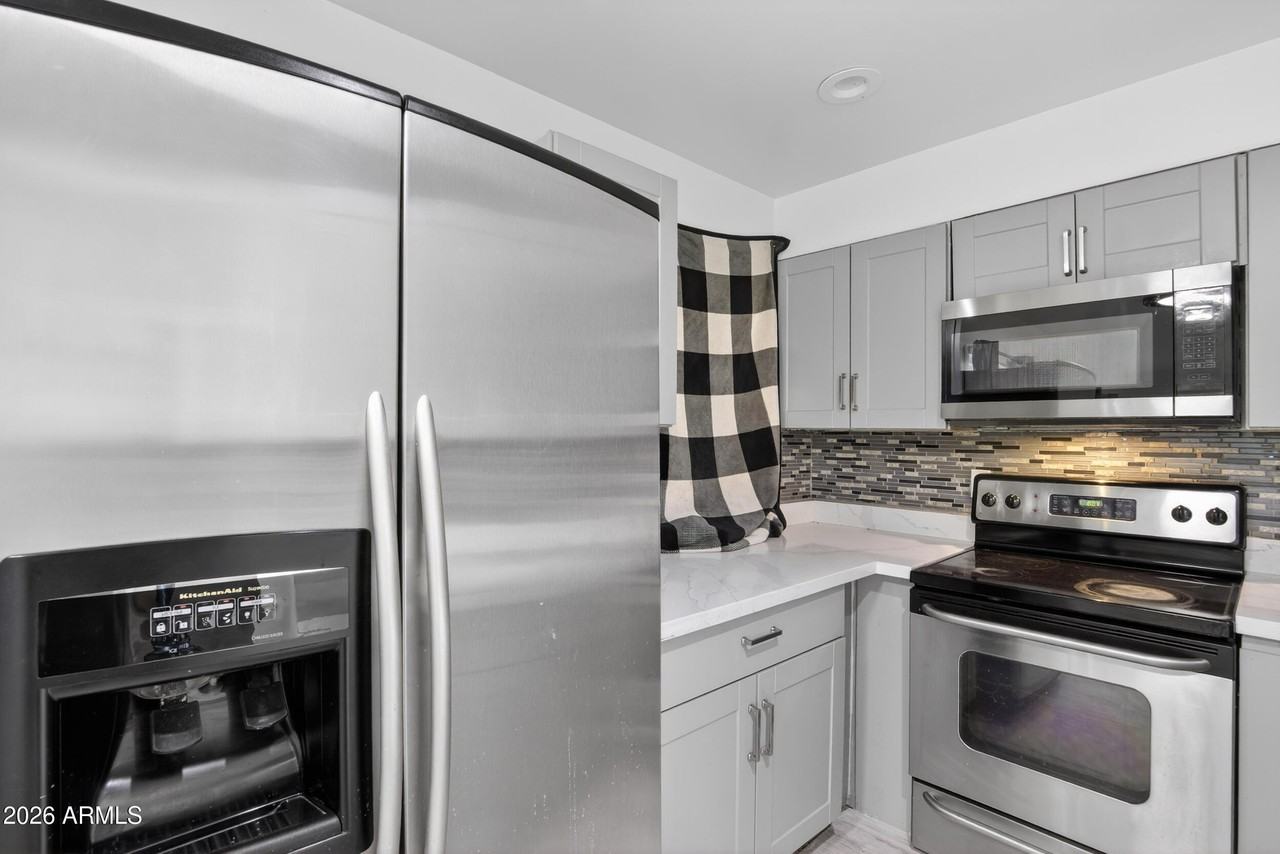 2925 N 38th St Apt 2 #2 - Photo 3 of 21