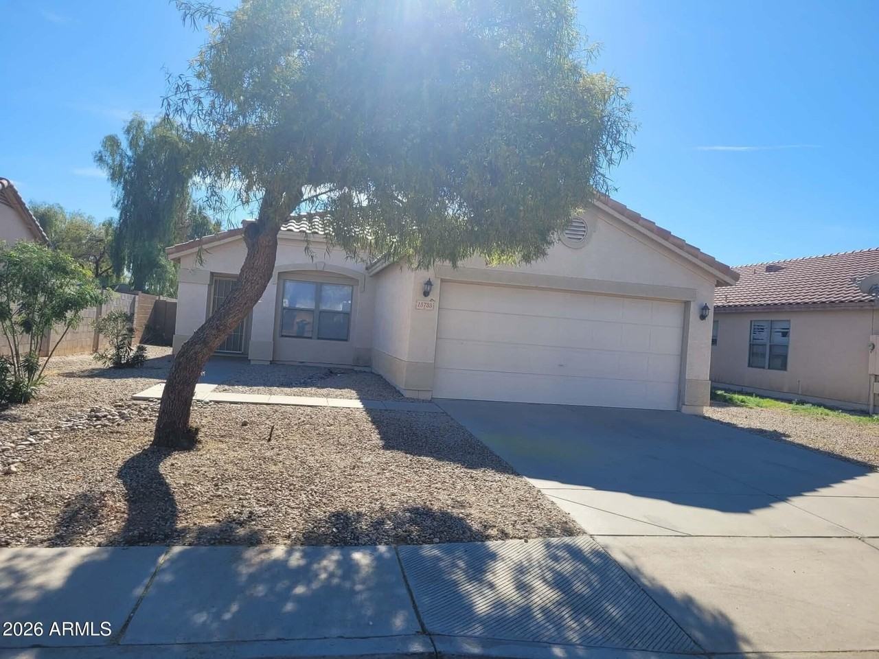 15733 W Watson Ln - Photo 2 of 17