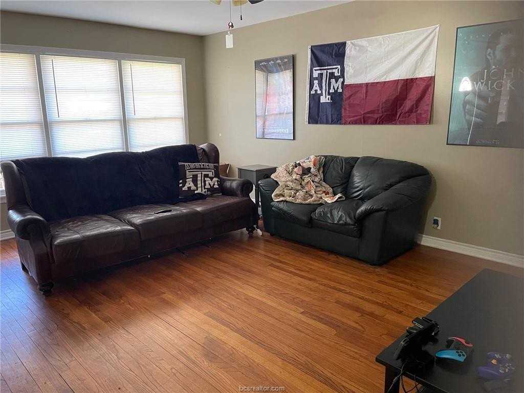 4400 Oaklawn St - Photo 2 of 7