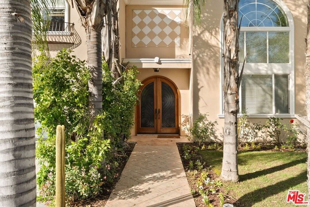 5217 Etiwanda Ave - Photo 2 of 42