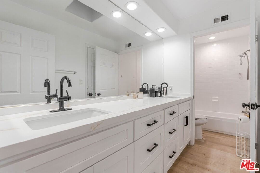 20318 Blythe St - Photo 4 of 23