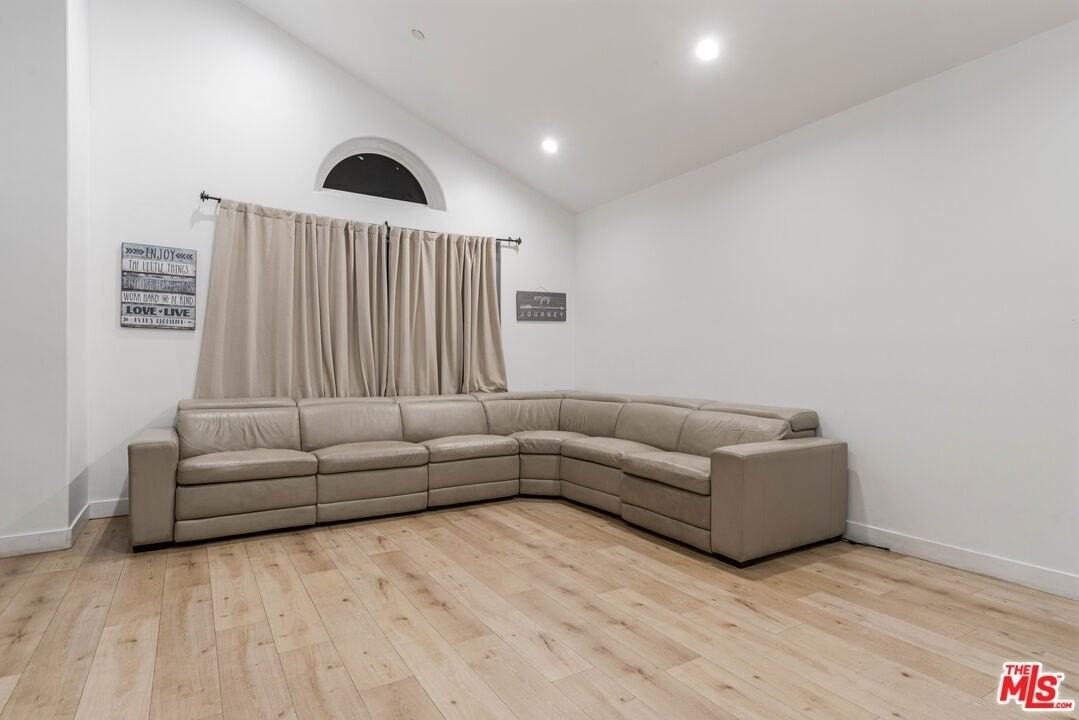 20318 Blythe St - Photo 5 of 23