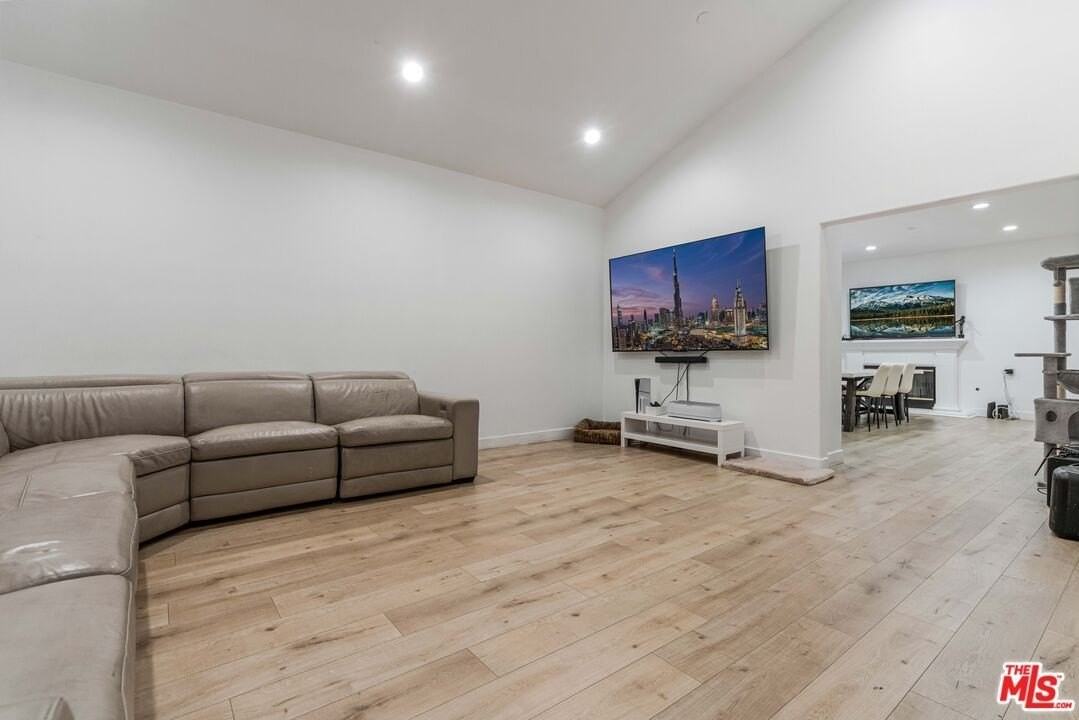 20318 Blythe St - Photo 7 of 23