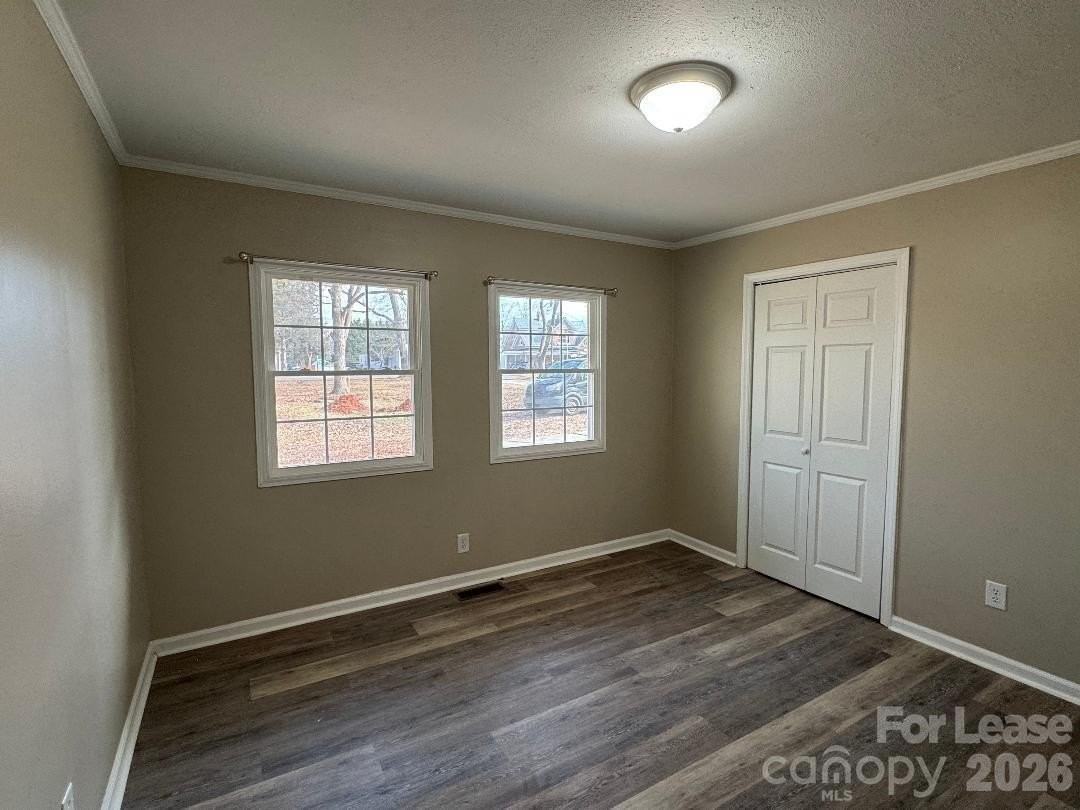 323 N Flint St - Photo 6 of 8