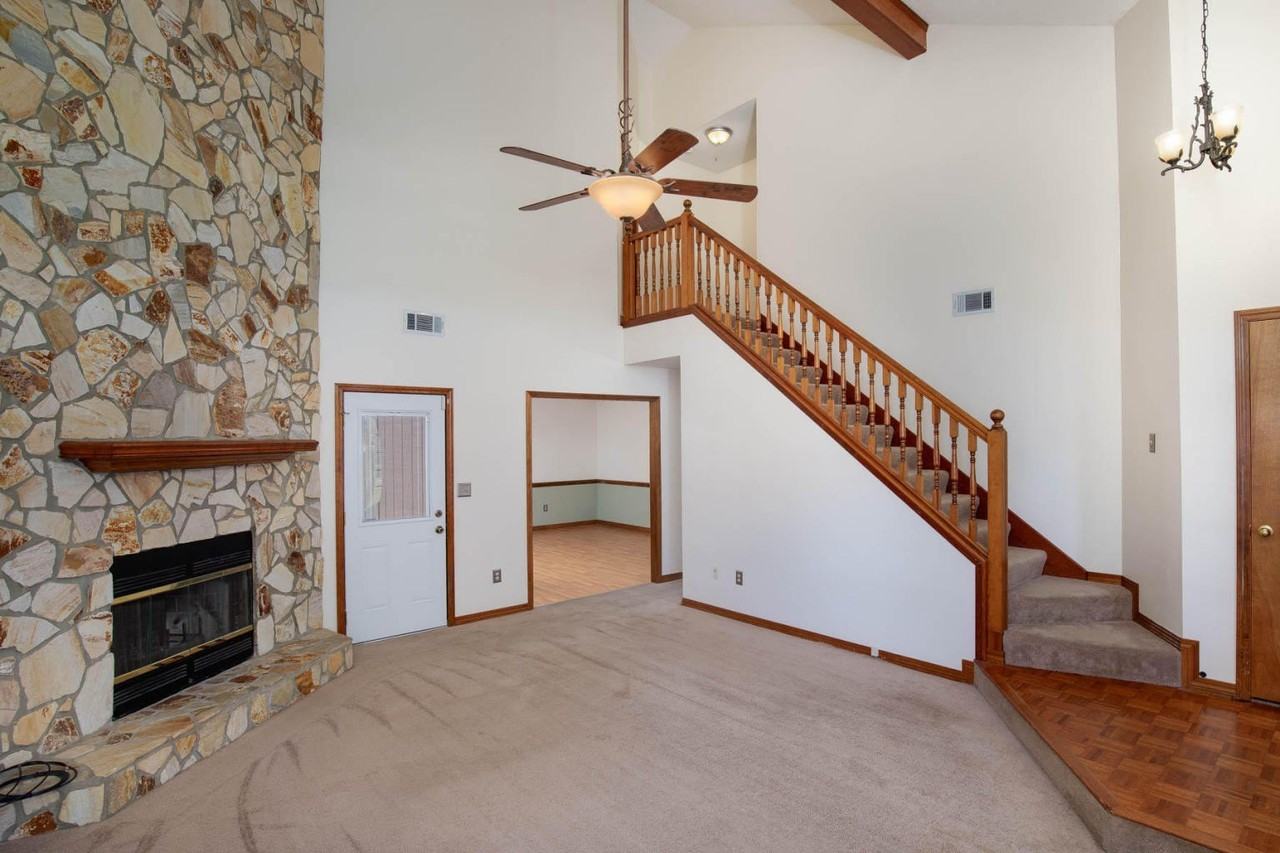 1406 Ariel Ln - Photo 3 of 24