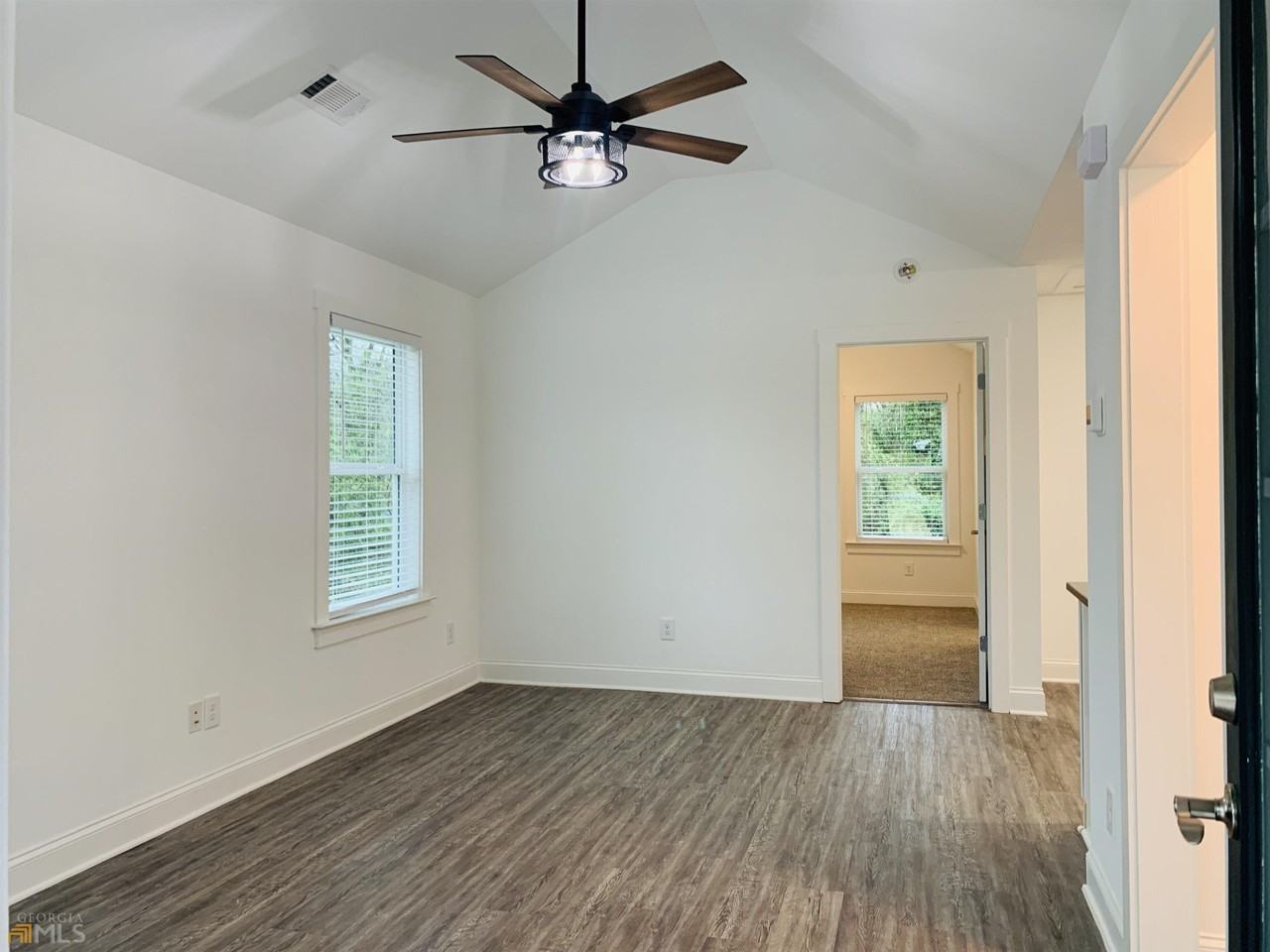 105 Oak St - Photo 4 of 20