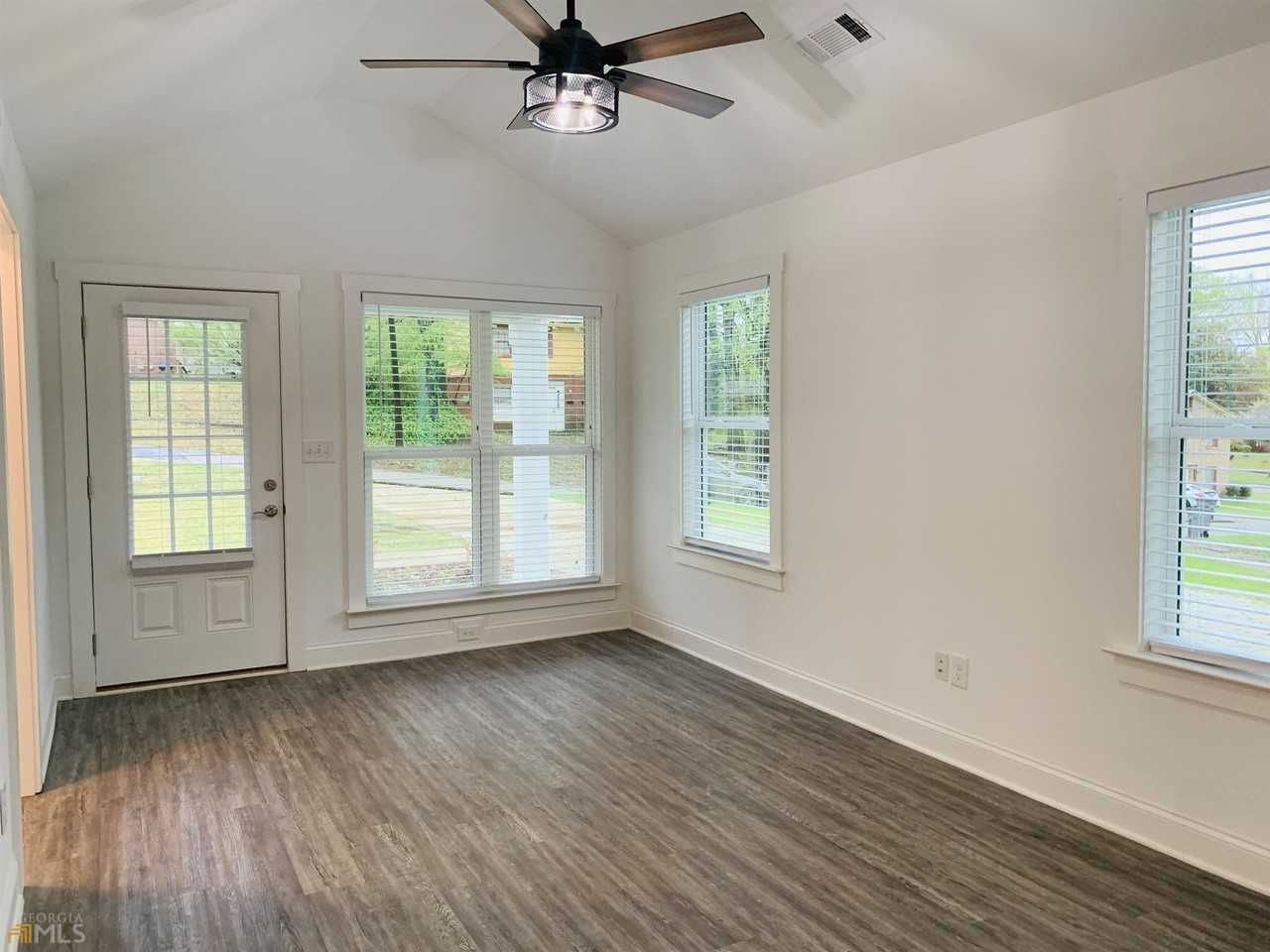 105 Oak St - Photo 5 of 20