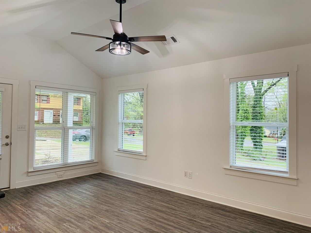 105 Oak St - Photo 6 of 20