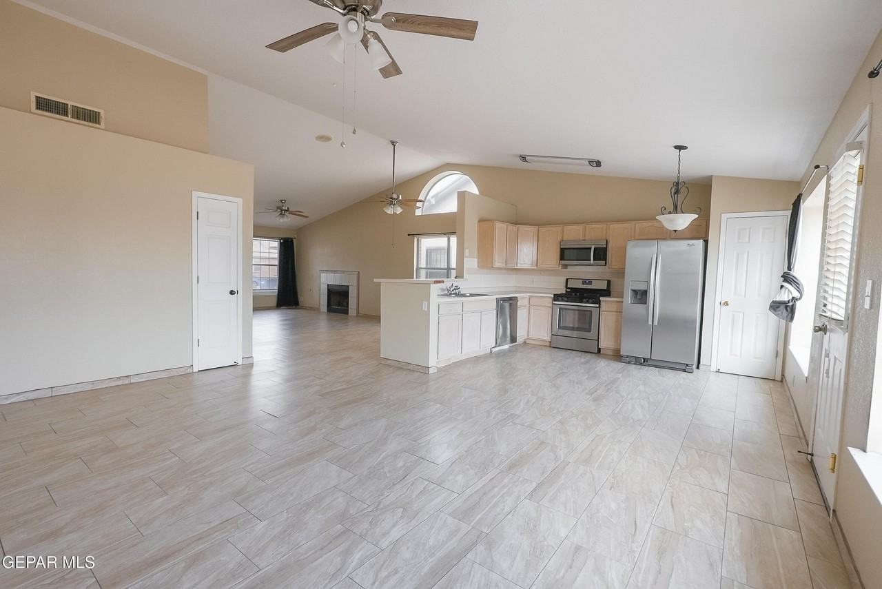 12266 Amstater Cir - Photo 3 of 41