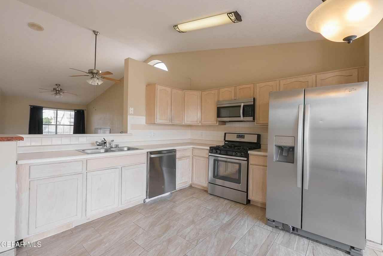 12266 Amstater Cir - Photo 4 of 41