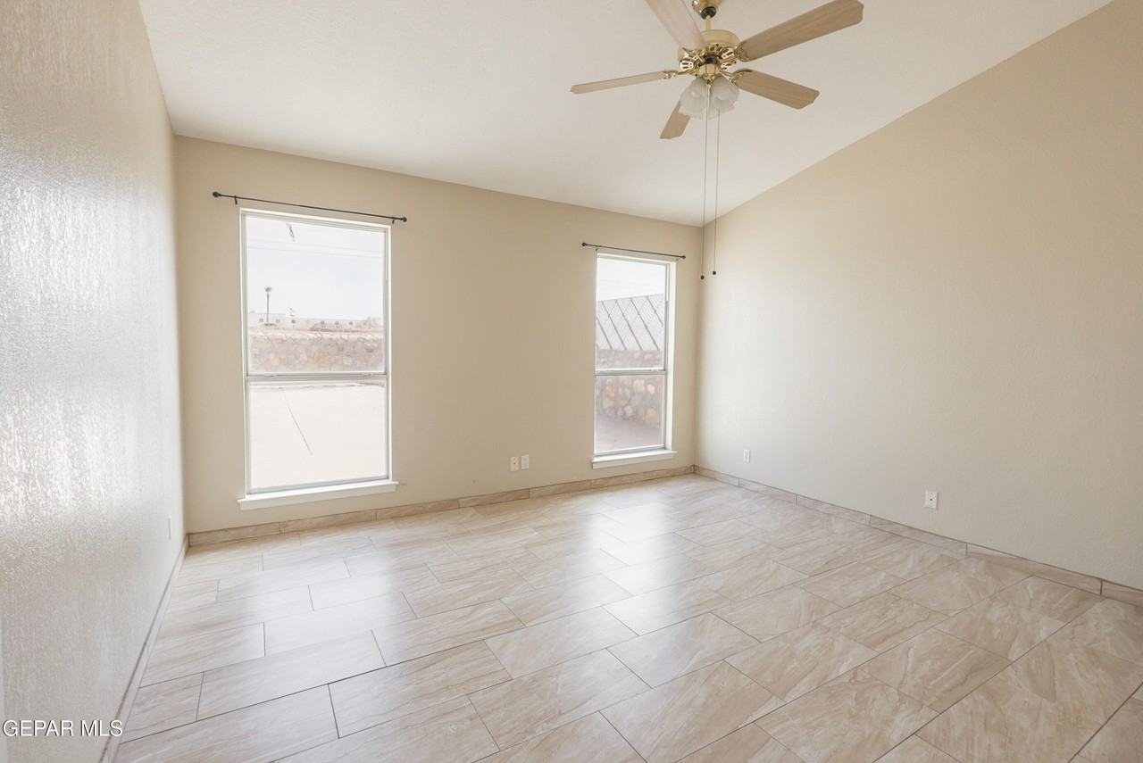 12266 Amstater Cir - Photo 5 of 41