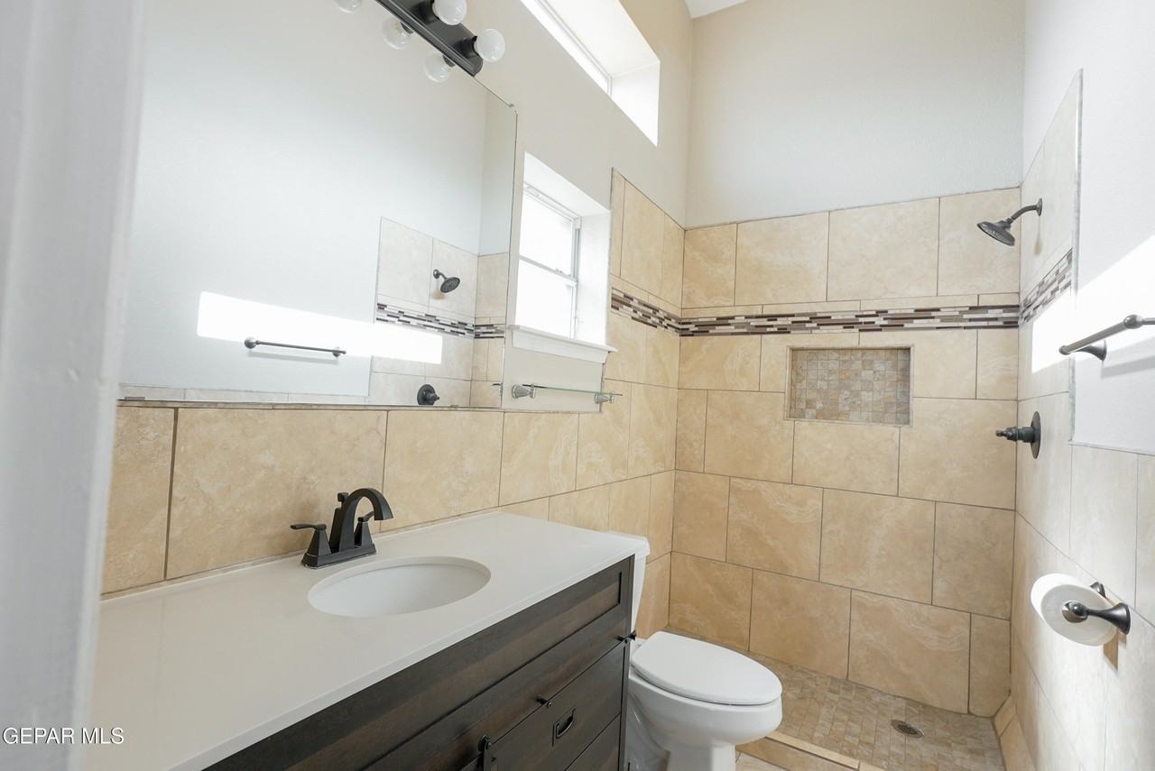 12266 Amstater Cir - Photo 7 of 41