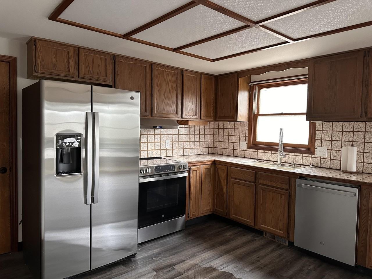 216 Day Dr - Photo 5 of 36