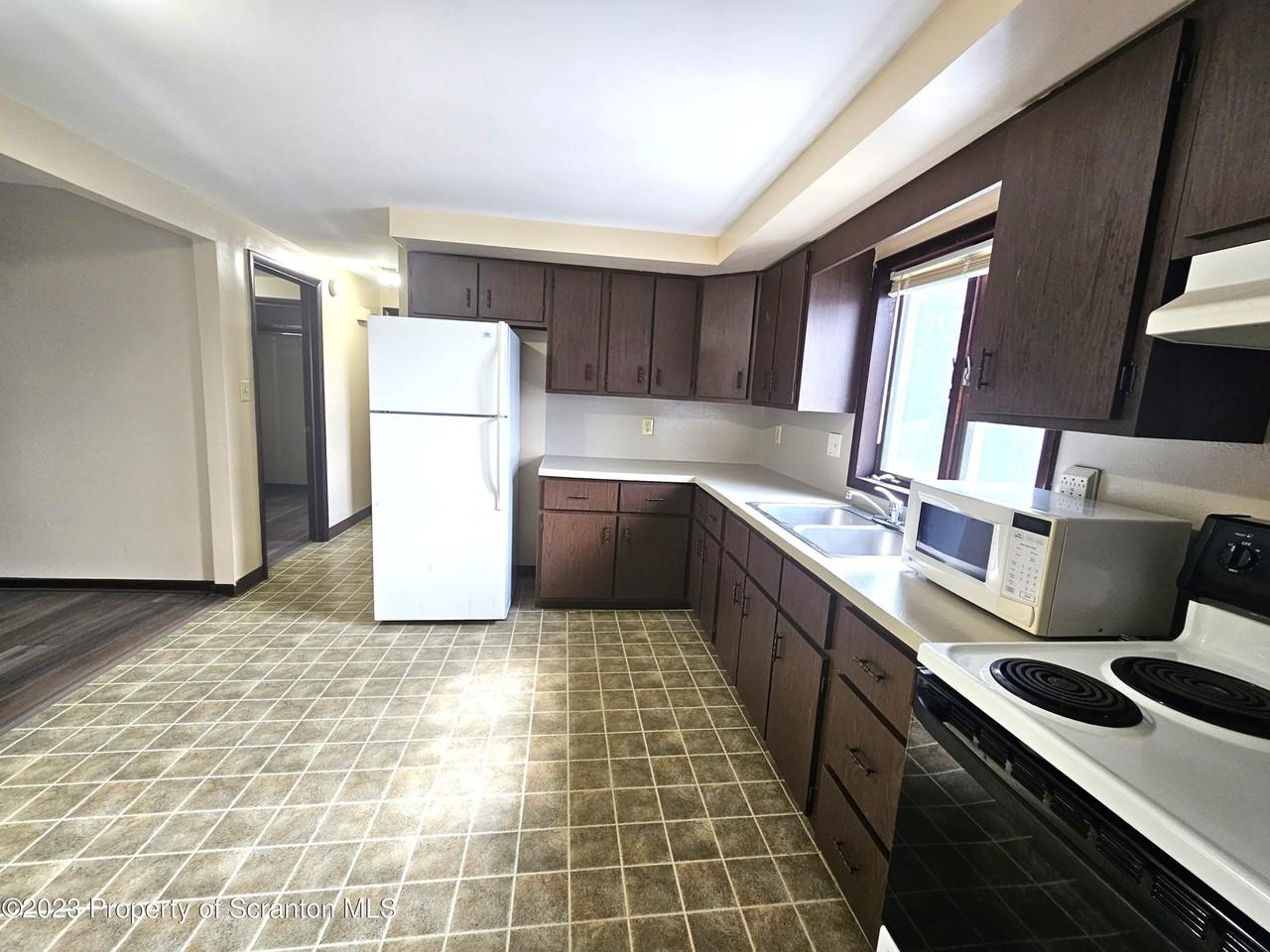 526 Hughes Ct - Photo 2 of 8