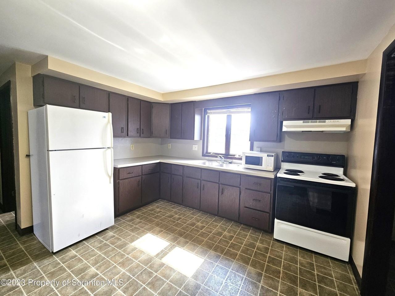 526 Hughes Ct - Photo 3 of 8