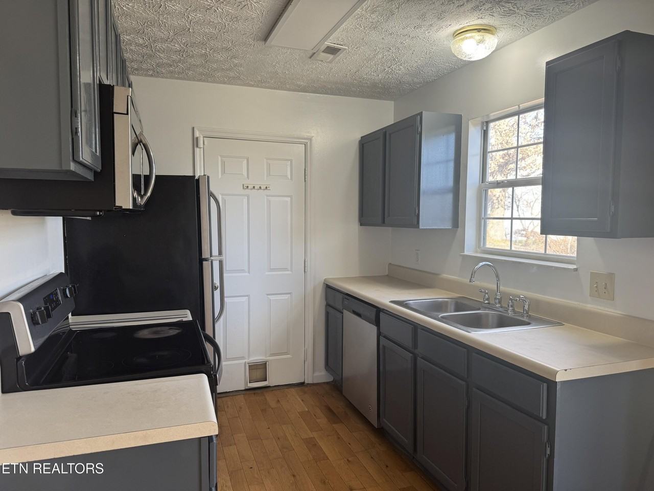 3261 Kingsmore Dr - Photo 2 of 14