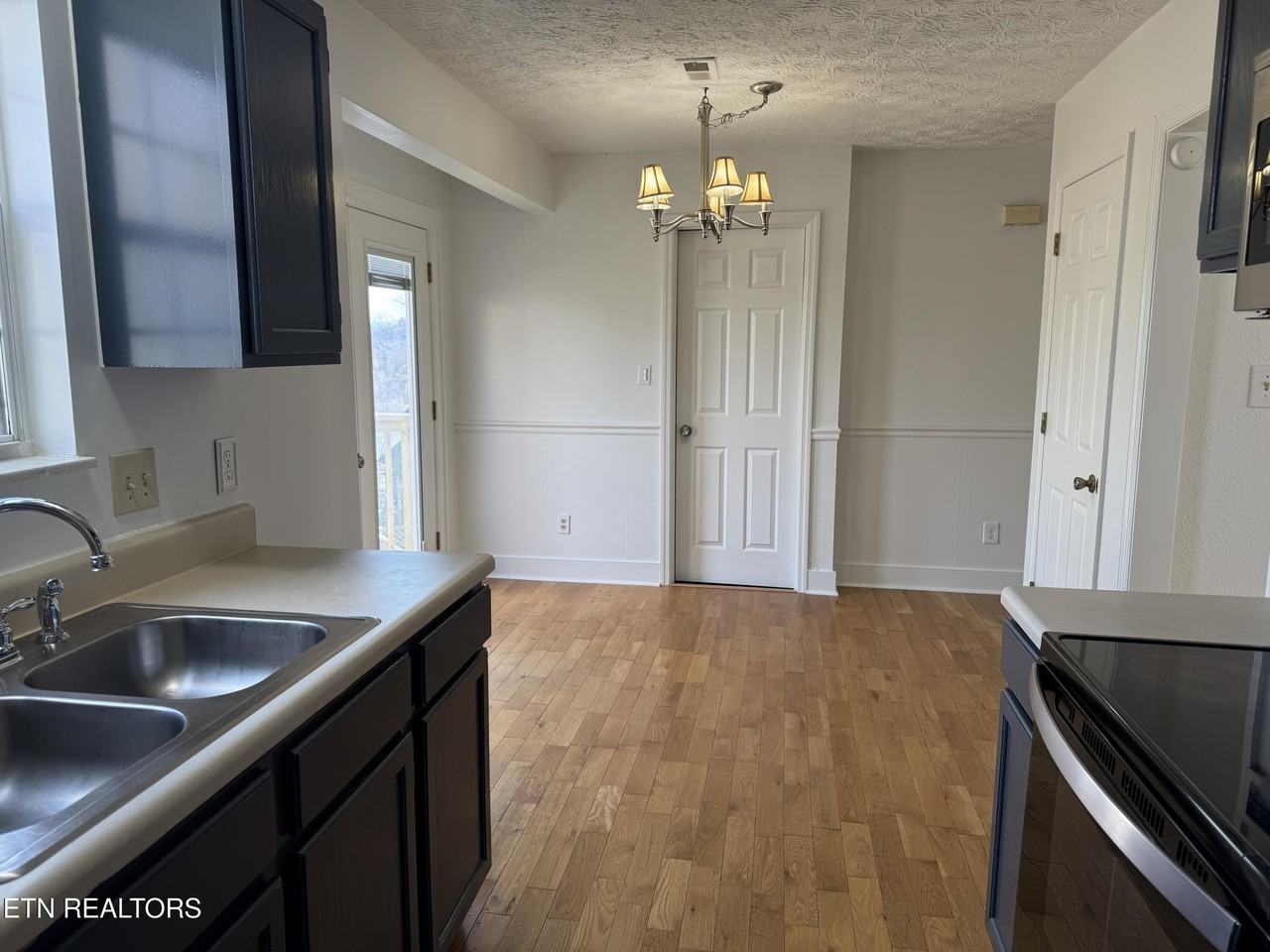 3261 Kingsmore Dr - Photo 3 of 14