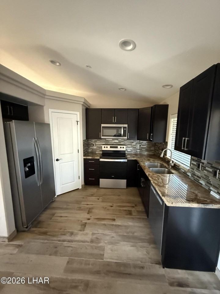 2425 Cloverlawn Dr Unit 102 #102 - Photo 4 of 20