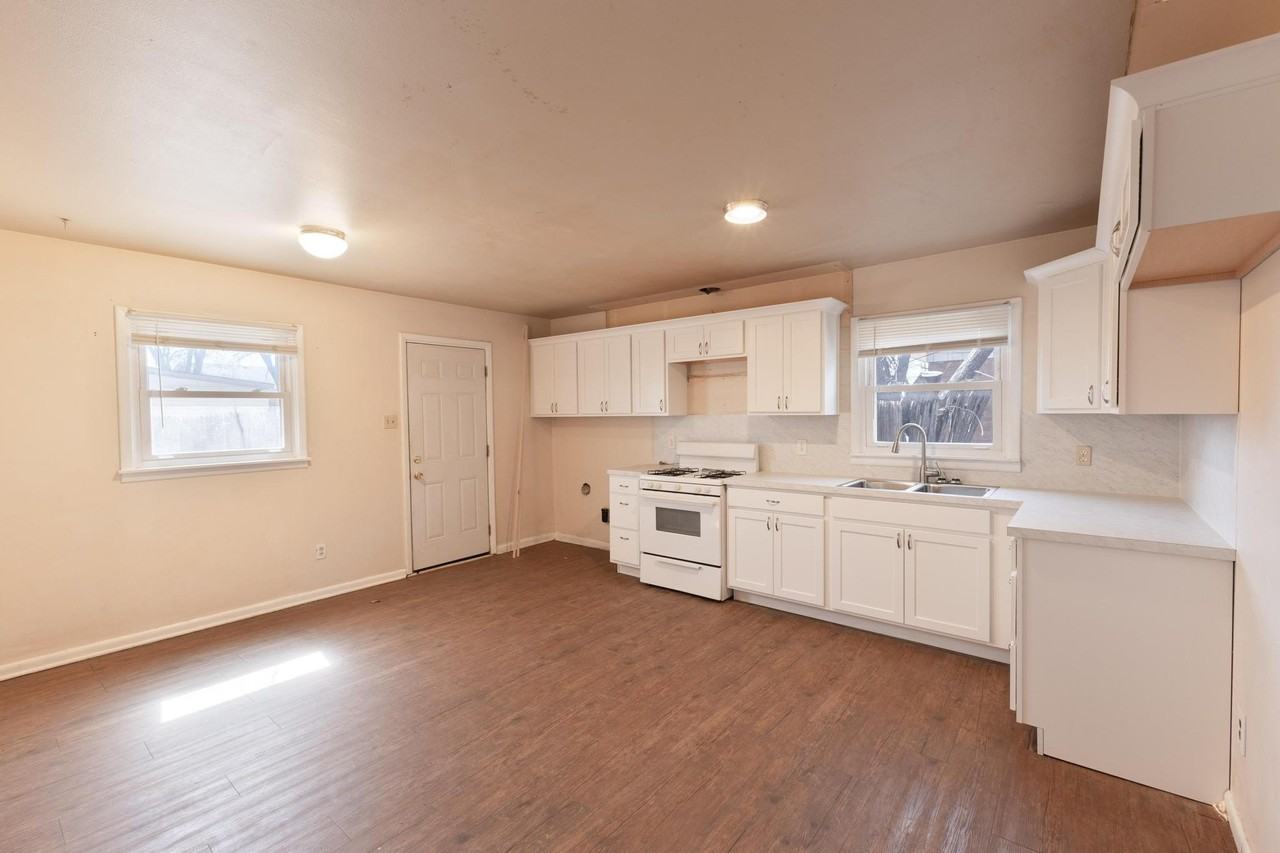 2809 61st St - Photo 4 of 11