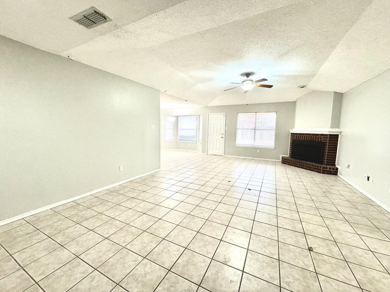 1003 Juneau Ave - Photo 3 of 21