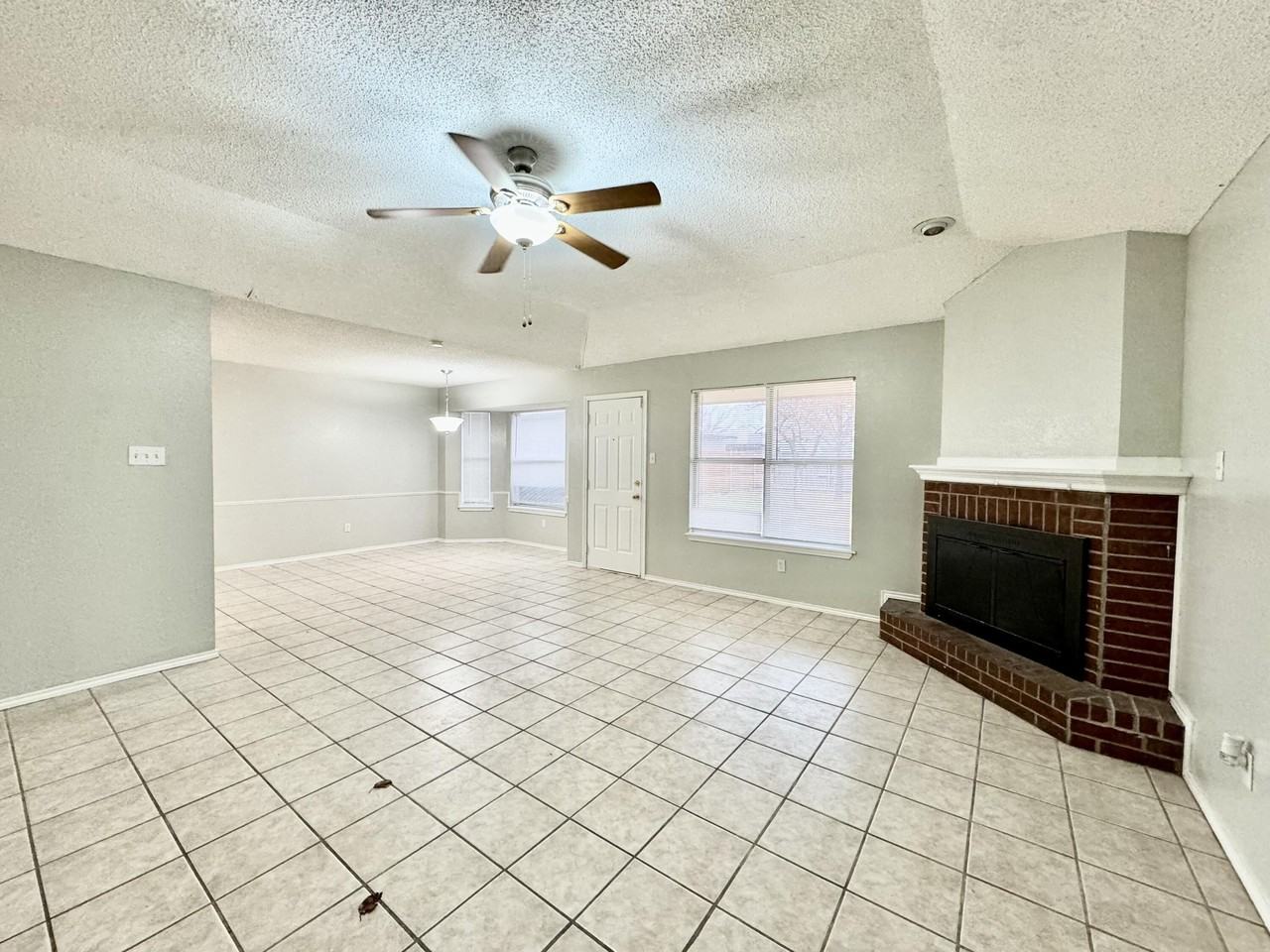 1003 Juneau Ave - Photo 4 of 21