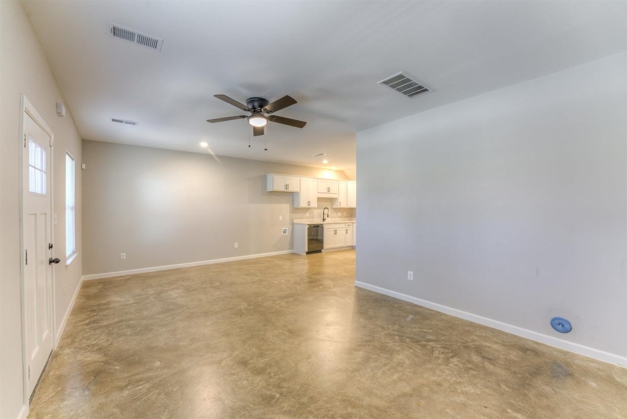 650 Ayers St - Photo 4 of 32