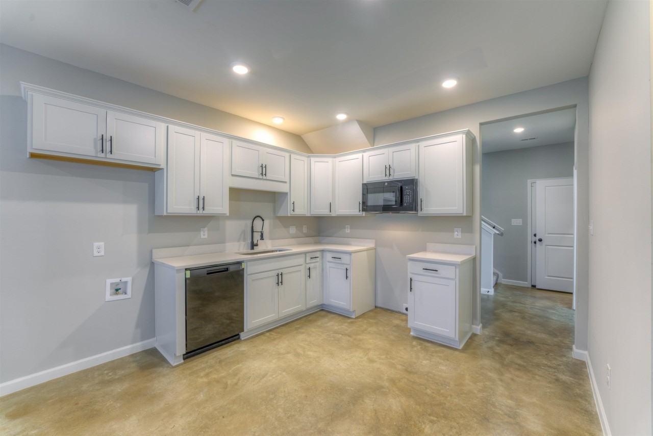 650 Ayers St - Photo 6 of 32