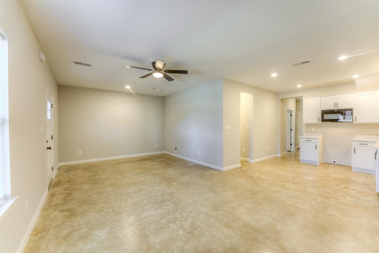 652 Ayers St - Photo 5 of 35