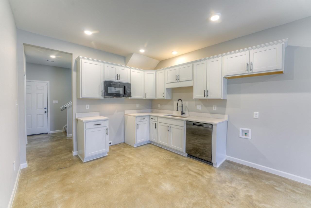 652 Ayers St - Photo 7 of 35