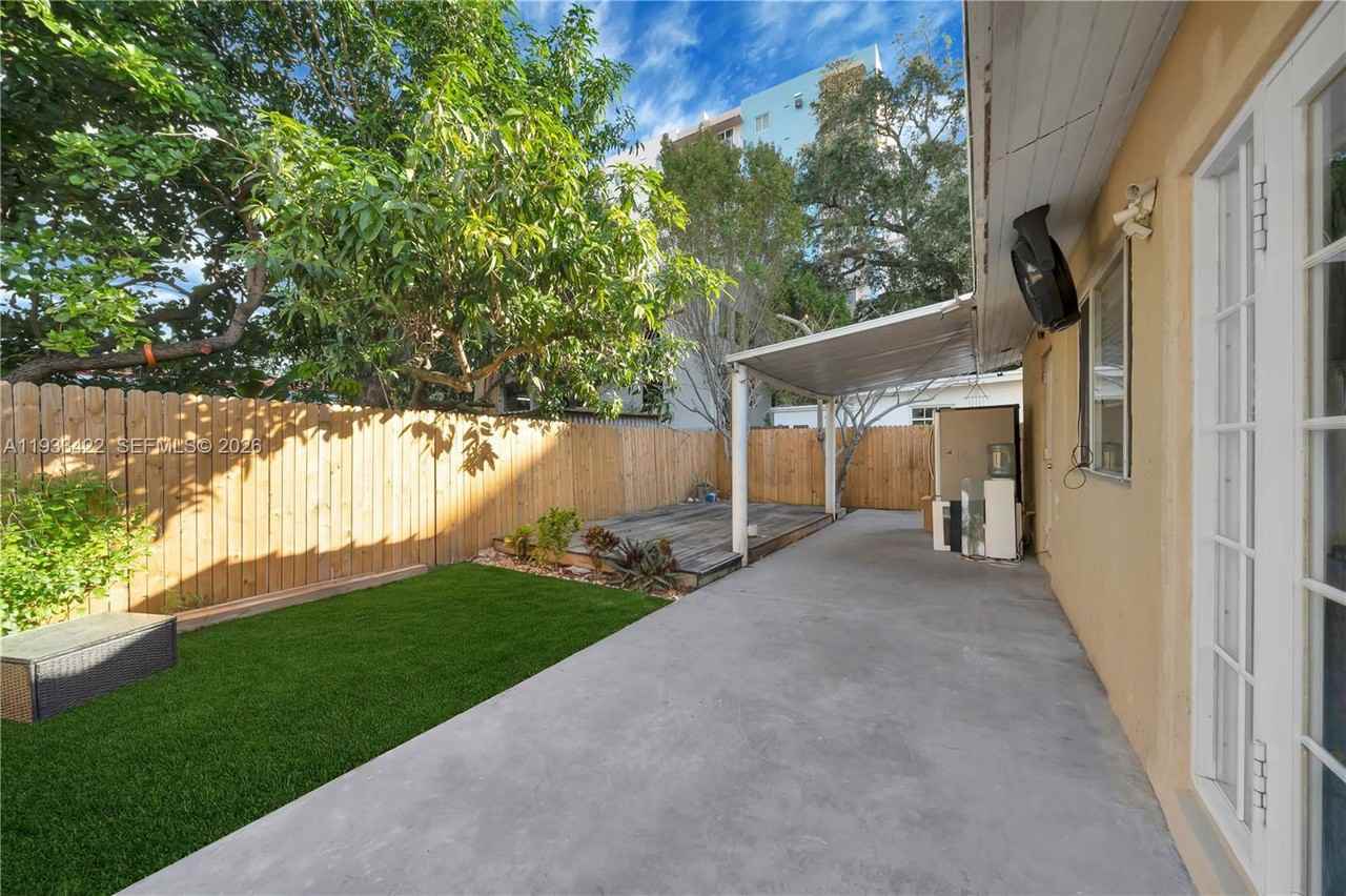 2731 Sw 24th St - Photo 2 of 8