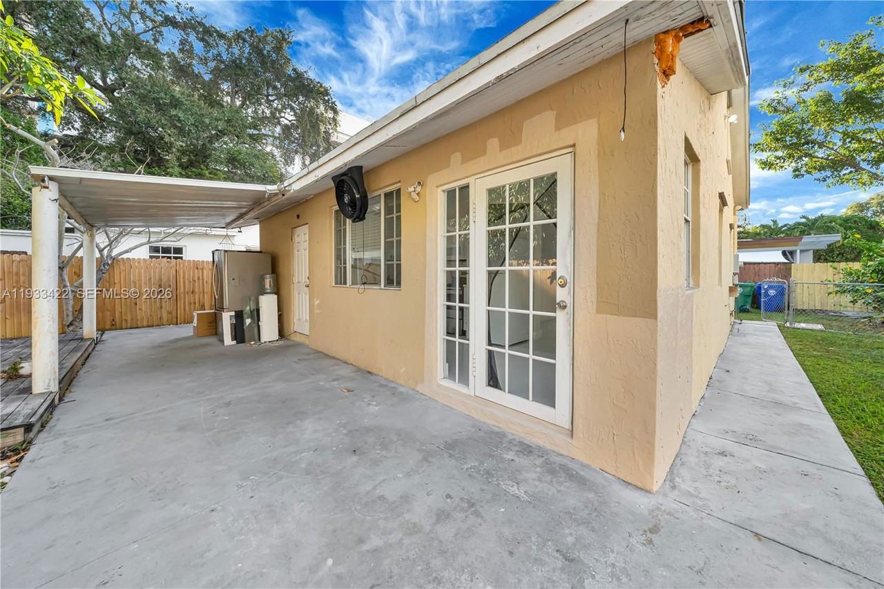 2731 Sw 24th St - Photo 3 of 8