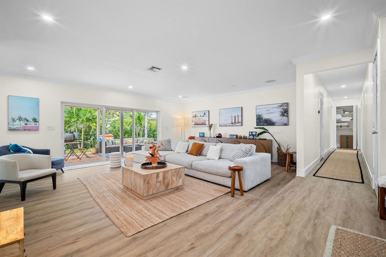 2421 Sw 29th Way - Photo 3 of 8