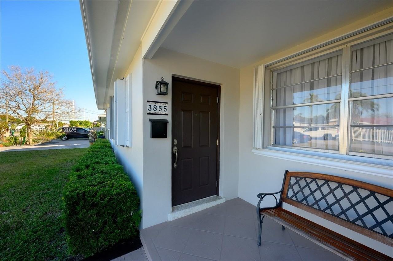 3855 Sw 87th Pl #0 - Photo 3 of 27