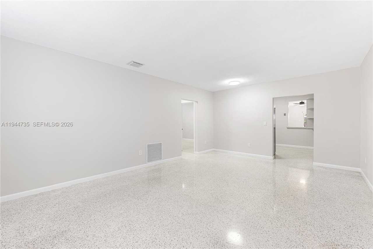 3855 Sw 87th Pl #0 - Photo 4 of 27