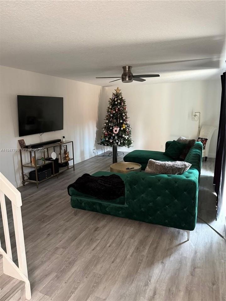 2563 Lakeview Ct - Photo 3 of 13