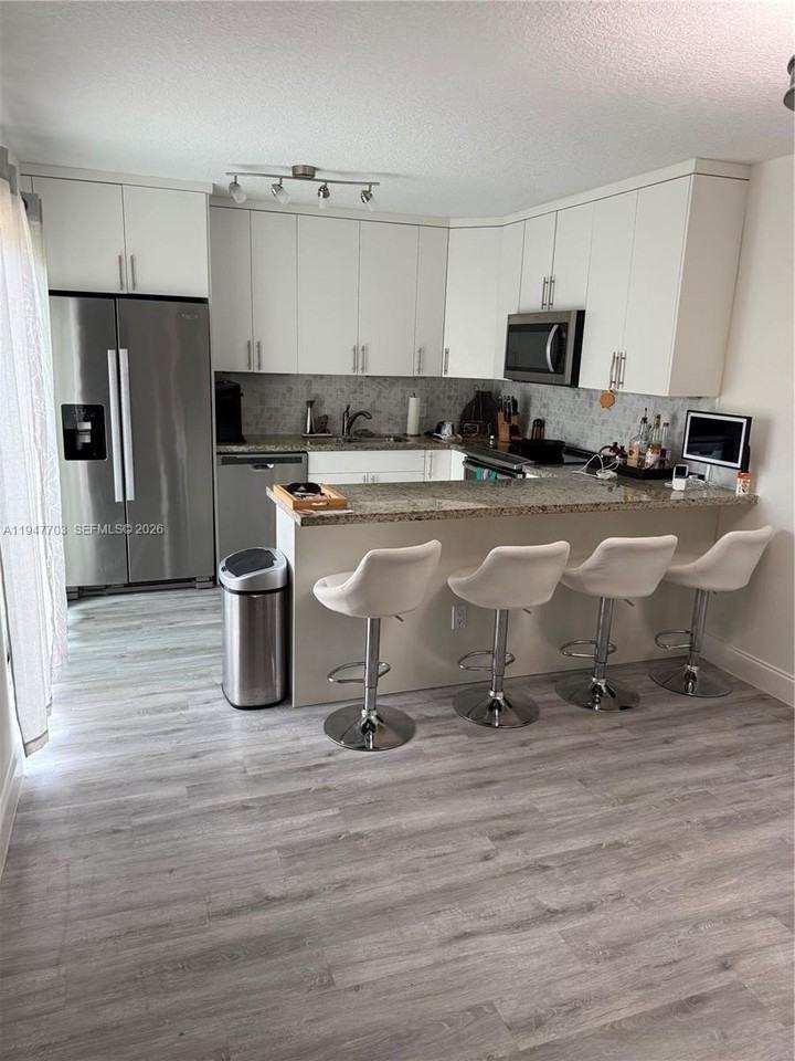 2563 Lakeview Ct - Photo 4 of 13