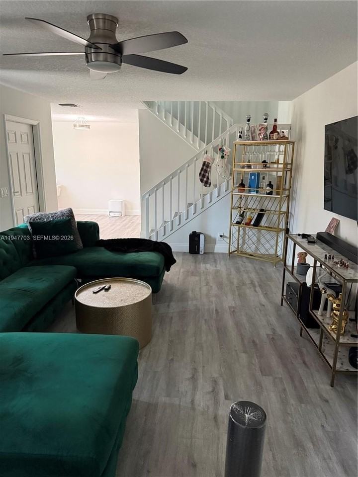 2563 Lakeview Ct - Photo 5 of 13