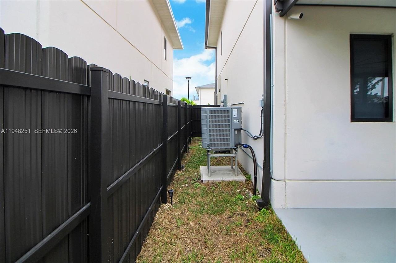 320 Nw 13th Ct #320 - Photo 2 of 24